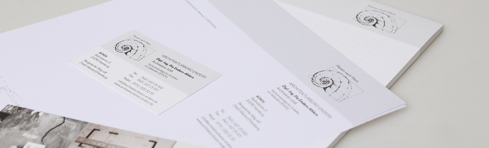 Logo-Relaunch, Gestaltung und Produktion von Briefbögen, Schreibblöcken, Visitenkarten, einem Flyer, sowie Kleberollen und einem sog. Rissbreitenmesser für das Architekturbüro Enders durch Kähler & Kähler